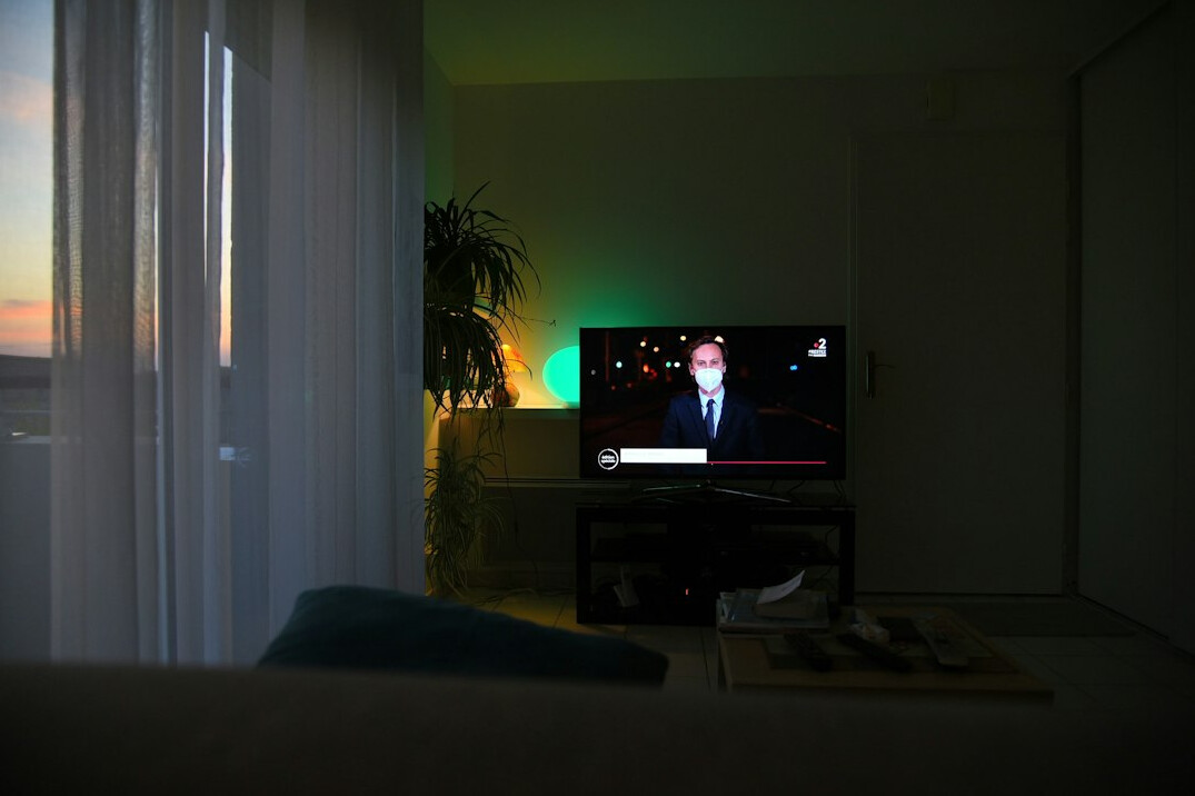 Kleurrijke studioverlichting boven een tv-set