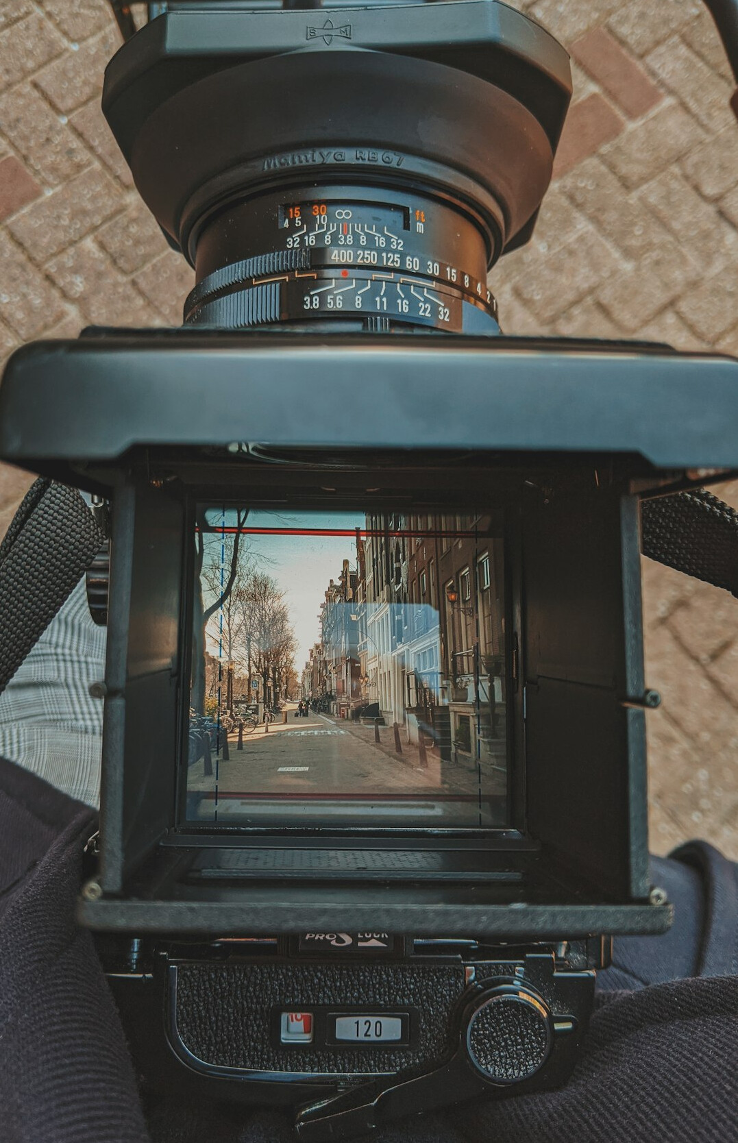 Camera en cameraman tijdens een gespannen live-uitzending