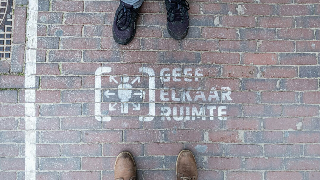 Presentator krijgt begeleiding aan de nieuwsdesk